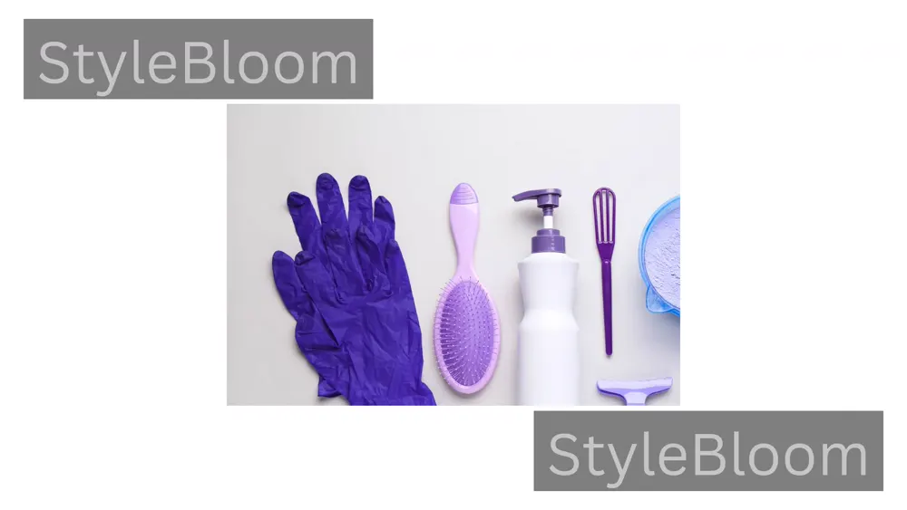 Platte compositie met paarse handschoenen, een borstel, een pompfles, een verfkwast en een mengbakje